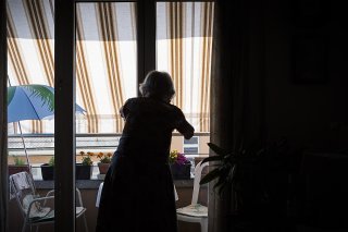 Genève lance une vaste enquête en ligne auprès des 92'000 personnes âgées qui vivent dans le canton. Avec pour objectif de connaître leurs besoins pour adapter sa politique des seniors (illustration). KEYSTONE/JEAN-CHRISTOPHE BOTT